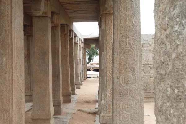 Lepakshi pillars 2