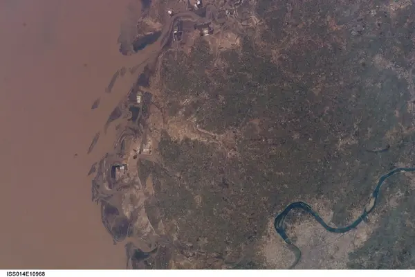 ISS014-E-10968 - View of India